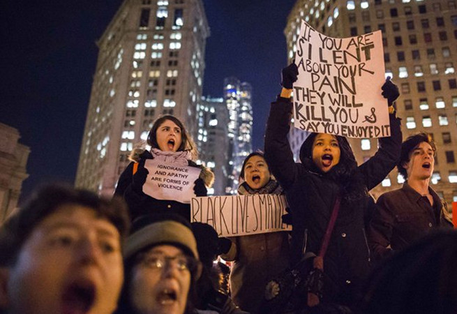 USA dělají, co ve světě kritizují: V New Yorku policie zadržela více jak 200 demonstrantů. V USA je to demokracie v Hongkongu totalita, podle U.S. debilů